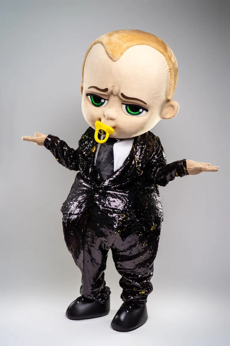 inchiriere mascota Baby Boss băiat Seeria Events, costum negru elegant inspirat din animația Boss Baby pentru petreceri corporate și copii
