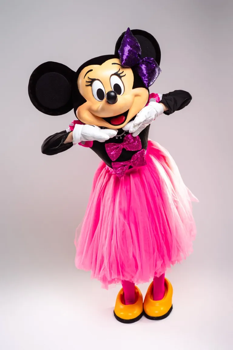 inchiriere mascota Minnie Mouse Seeria Events, costum roz/mov cu buline inspirat din personajul original Disney pentru petreceri de fete