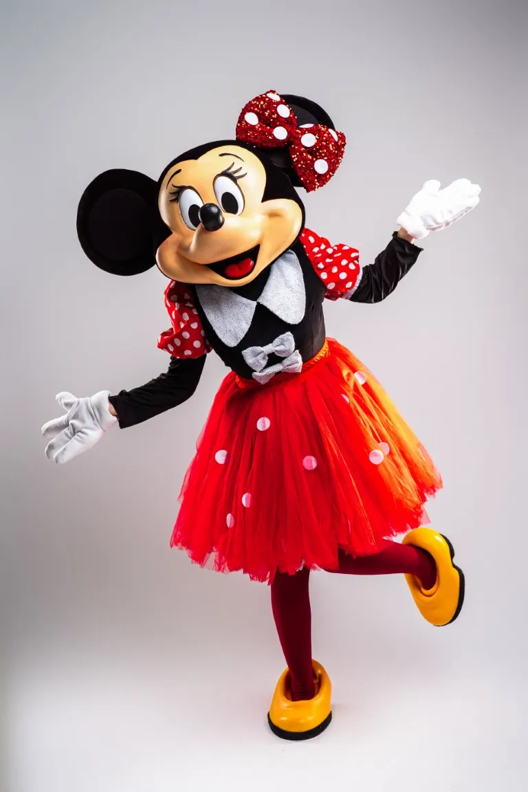inchiriere mascota Minnie Mouse Seeria Events, costum roșu cu buline inspirat din personajul original Disney pentru petreceri de fete